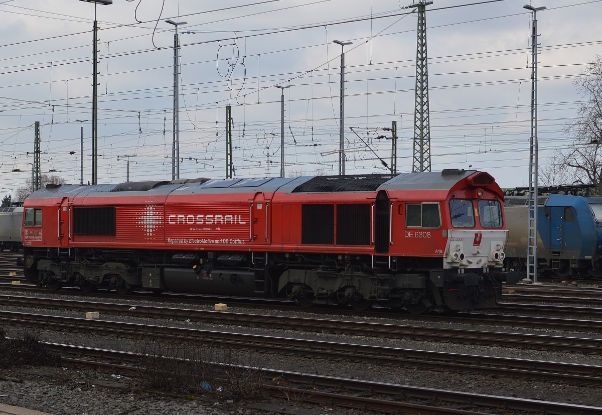 Einsame Anja! Sucht Güterzug....nach dem der TF einem Kollegen eine Mappe herübergreicht hatte, zog er die Lok noch etwas vor. Das wiederum erfreute den Fotografen, wessenthalber er  die Lok auch an diesem Punkt ablichtete.
Aachen West 22.3.2015