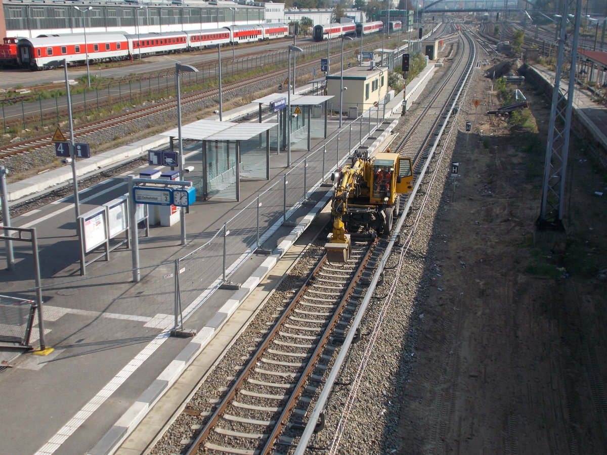 Einsatz für einem Zweiwegebagger,am 05.Oktober 2014,am S-Bahnhof Berlin Warschauer Straße.