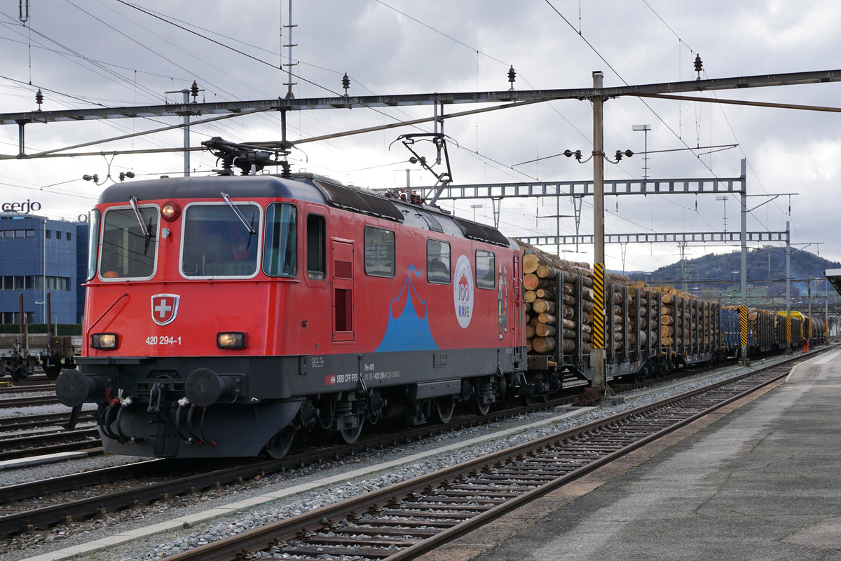 Einsatz der Re 420 294-1  100 JAHRE KNIE  vom 8. März 2019 im Kanton Jura.
In Delémont kurz vor der Abfahrt nach Basel.
Foto: Walter Ruetsch