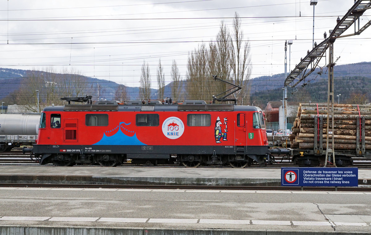 Einsatz der Re 420 294-1  100 JAHRE KNIE  vom 8. März 2019 im Kanton Jura.
In Delémont auf den nächsten Einsatz wartend.
Foto: Walter Ruetsch