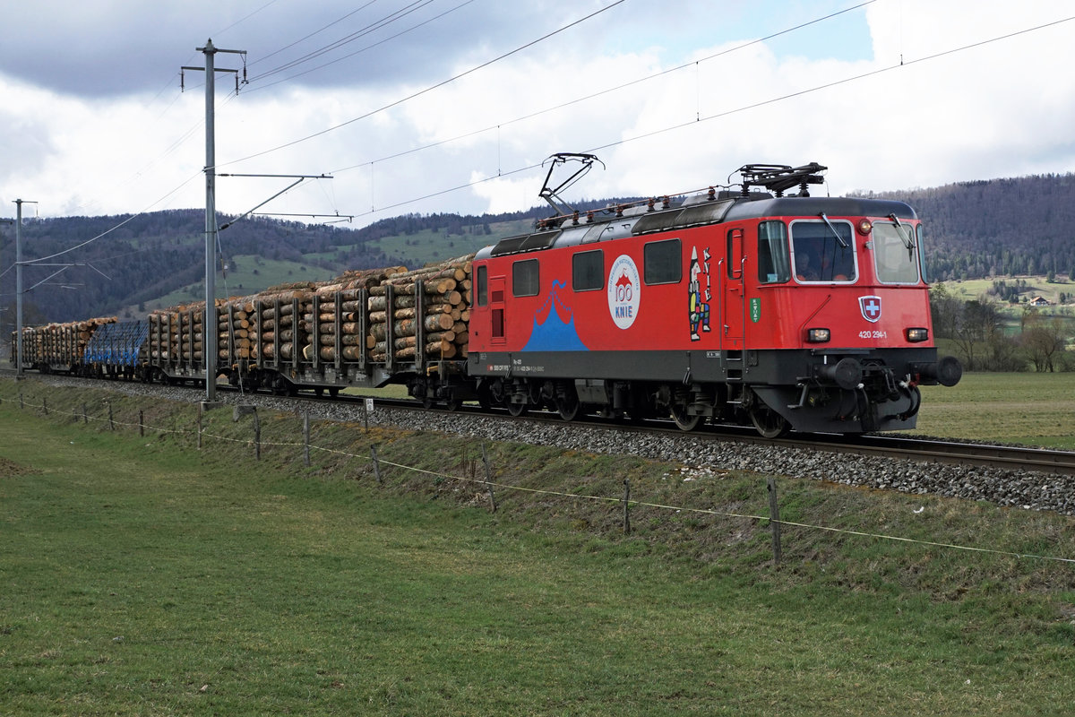 Einsatz der Re 420 294-1  100 JAHRE KNIE  vom 8. März 2019 im Kanton Jura.
Der Güterzug Glovelier - Basel bei Bassecourt unterwegs.
Foto: Walter Ruetsch