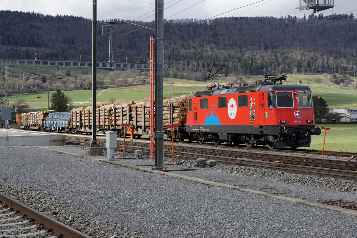 Einsatz der Re 420 294-1  100 JAHRE KNIE  vom 8. März 2019 im Kanton Jura.
In Glovelier kurz vor der Abfahrt zum Zwischenhalt nach Delémont wo noch weitere Wagen angehängt werden.
Foto: Walter Ruetsch