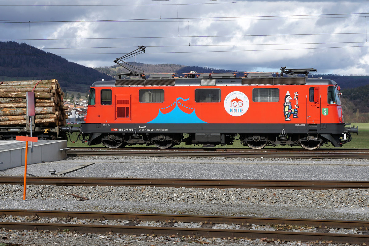 Einsatz der Re 420 294-1  100 JAHRE KNIE  vom 8. März 2019 im Kanton Jura .
In Glovelier auf den nächsten Einsatz wartend.
Foto: Walter Ruetsch