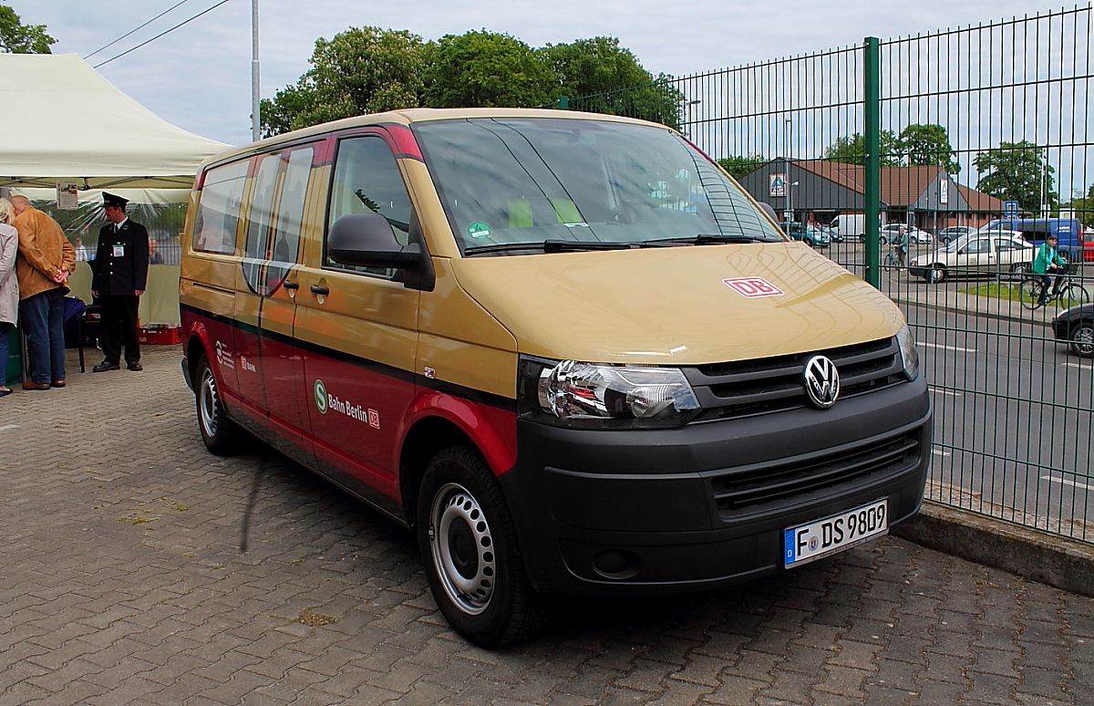Einsatzfahrzeug der S-Bahn Berlin GmbH im 481-er Outfit.
So gesehen auf dem Gelände der Triebwagenhalle Erkner am 17.05.2014 zum Tag der offenen Tore - 90 Jahre S-Bahn.