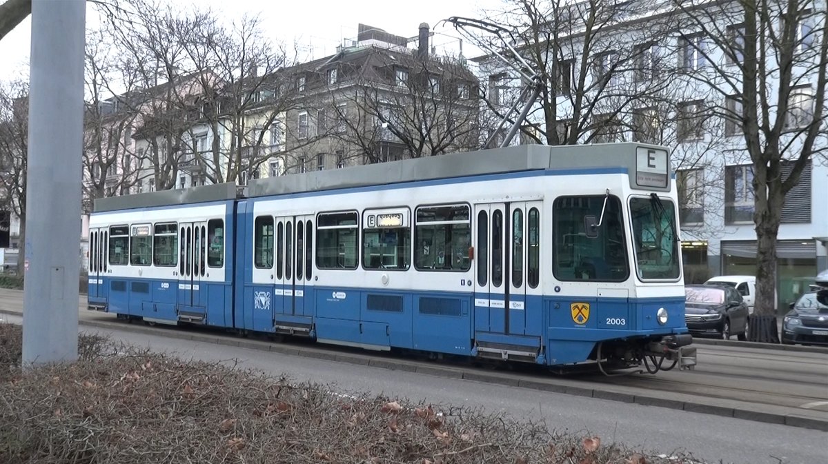 Einsatzwagen 2003  Unterstrass  in der Gessnerallee. Datum: 22. 2. 2020