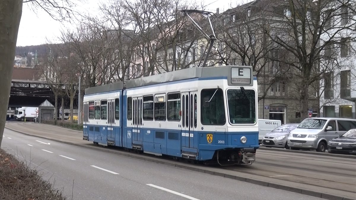 Einsatzwagen 2003  Unterstrass  in der Gessnerallee, einen Auftrag abwartend. Datum: 22. 2. 2020