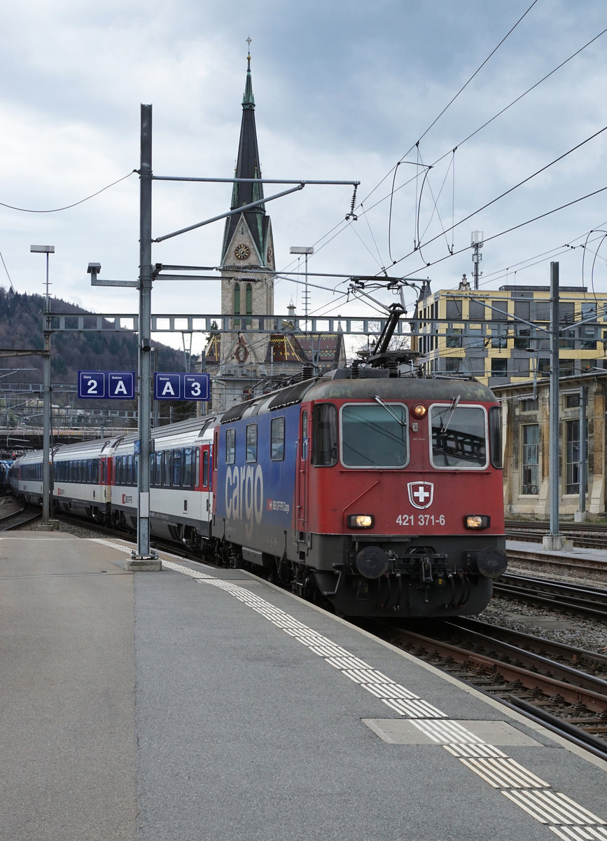 Einschränkung im Bahnverkehr wegen dem Coronavirus.
Betroffen ist auch der
EC ZÜRICH-MÜNCHEN.
Noch einmal der herkömmliche Anblick.
EC 195 bei der Einfahrt St. Gallen mit der Re 421 371-6 am 12. März 2020.
Foto: Walter Ruetsch