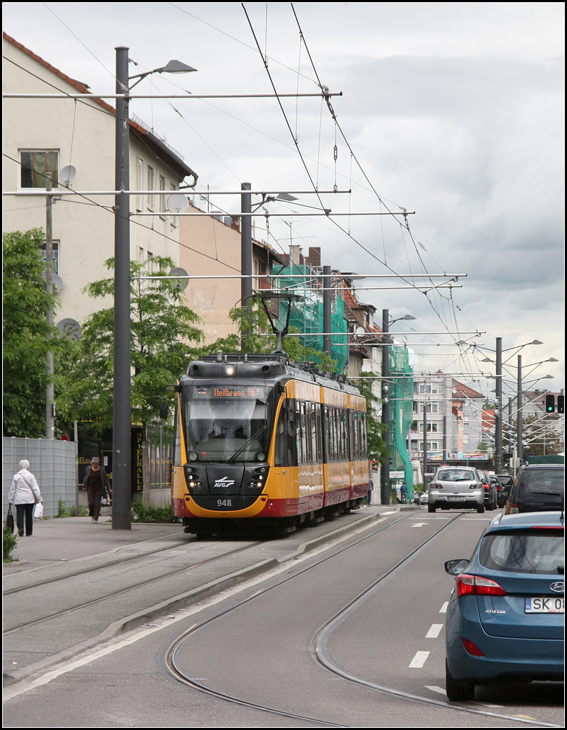 Einseitig eigener Bahnkörper -

Die Paulinenstraße ist in Fahrtrichtung Norden Einbahnstraße für den Autoverkehr auf der B27. In  dieser Fahrtrichtung schwimmen die Bahnen im Straßenverkehr mit, während die Gegenrichtung auf ihrem eigenen Bahnkörper freie Fahrt hat.

31.05.2016 (M)