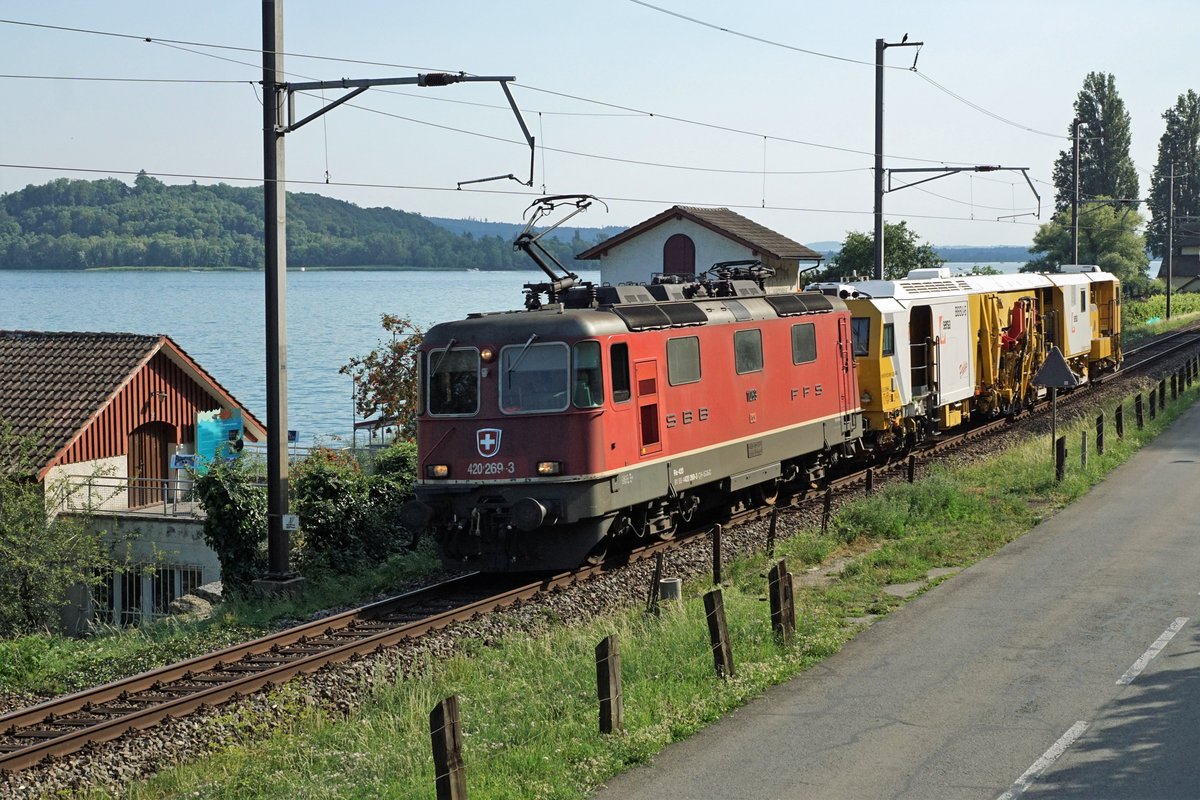 Einspurstrecke auf der Jurasüdfusslinie zwischen Schafis und Twann.
Impressionen vom 1'800 m langen Nadelör.
Sonderleistung in Richtung Osten unterwegs mit der Re 420 269-3 am 31. Juli 2020.
Foto: Walter Ruetsch