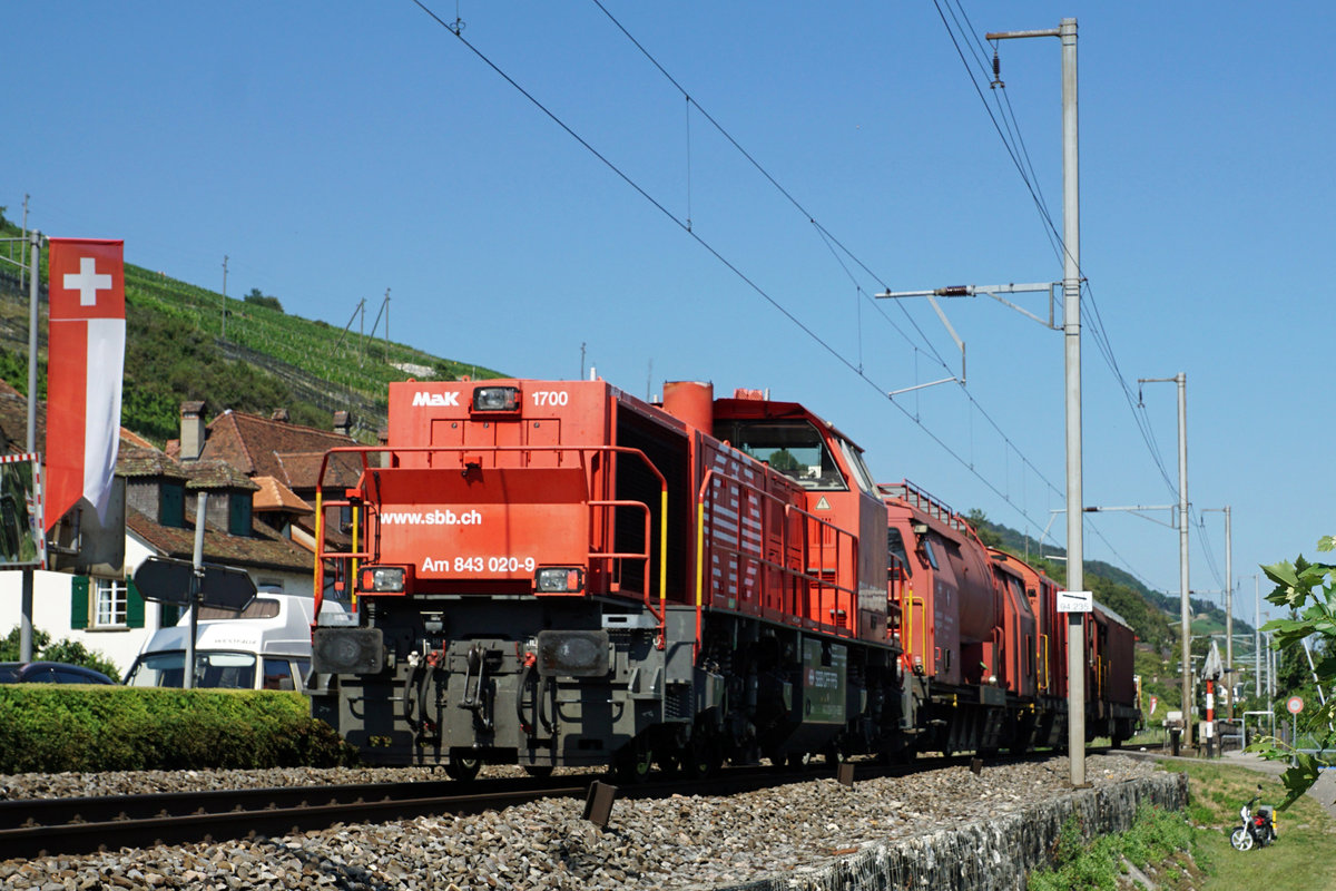 Einspurstrecke auf der Jurasüdfusslinie zwischen Schafis und Twann.
Impressionen vom 1'800 m langen Nadelör.
Am 843 020-9 mit Dienstzug am 31. Juli 2020.
Für den schweizerischen Nationalfeiertag vom 1. August wurde das am Bielersee liegende Winzerdorf Ligerz beflaggt.
Foto: Walter Ruetsch