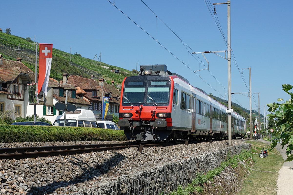 Einspurstrecke auf der Jurasüdfusslinie zwischen Schafis und Twann.
Impressionen vom 1'800 m langen Nadelör.
NPZ Domino als RE Biel-Neuchàtel am 31. Juli 2020.
Für den schweizerischen Nationalfeiertag vom 1. August wurde das am Bielersee liegende Winzerdorf Ligerz beflaggt.
Foto: Walter Ruetsch
