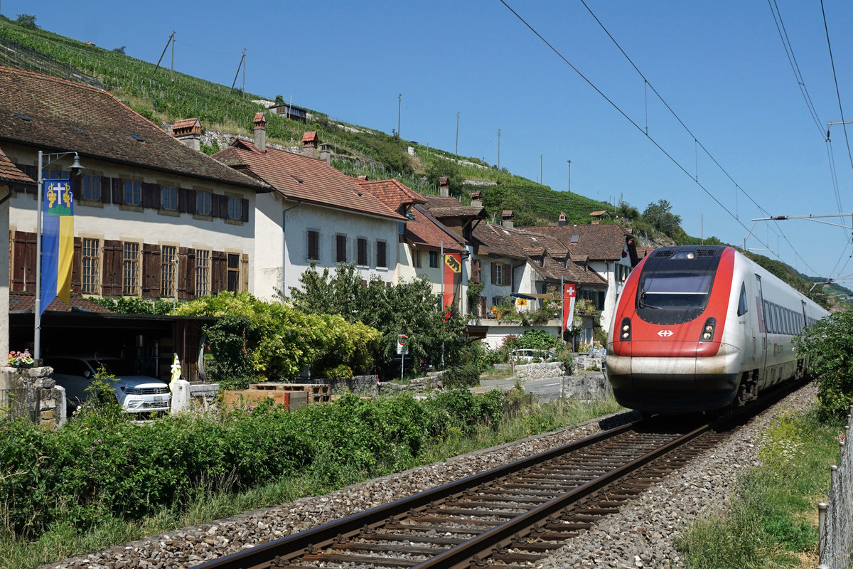 Einspurstrecke auf der Jurasüdfusslinie zwischen Schafis und Twann.
Impressionen vom 1'800 m langen Nadelör.
RABDe 500 ICN als IC 5 am 31. Juli 2020.
Für den schweizerischen Nationalfeiertag vom 1. August wurde das am Bielersee liegende Winzerdorf Ligerz beflaggt.
Foto: Walter Ruetsch

