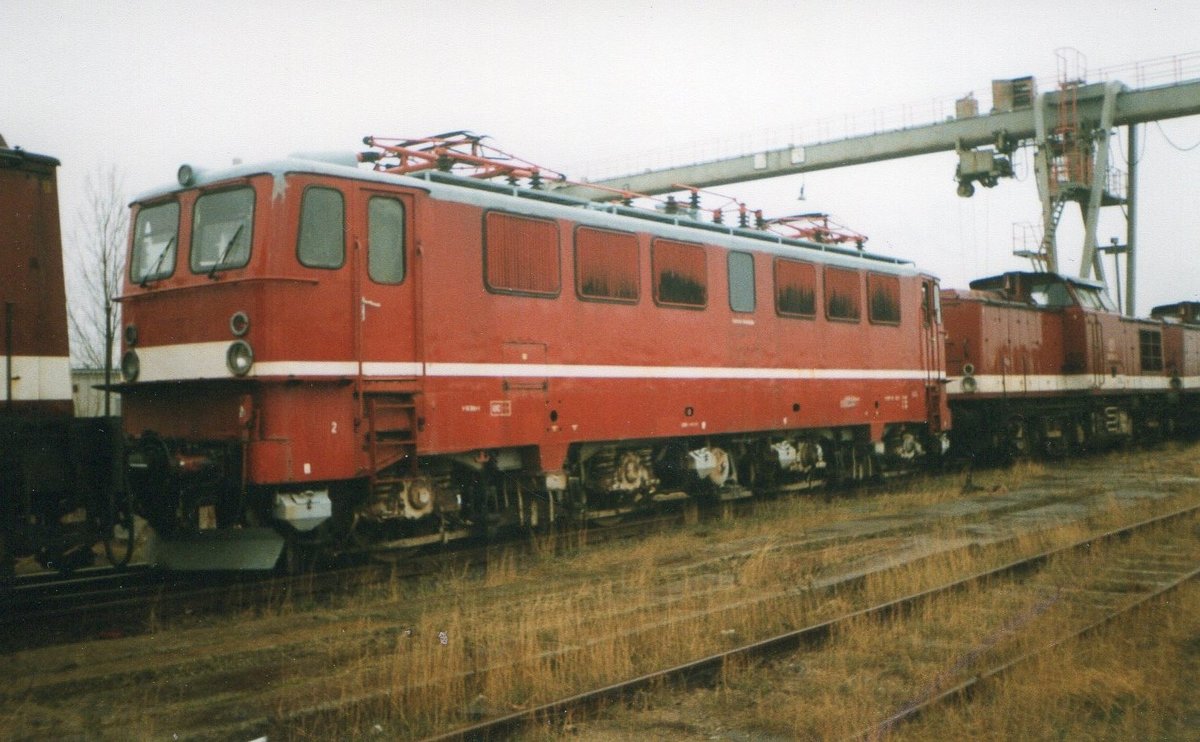 Einst im Bw Stralsund zuhause war die 109 048 die ich,im März 1999,ohne Loknummer in Rostock fotografierte.