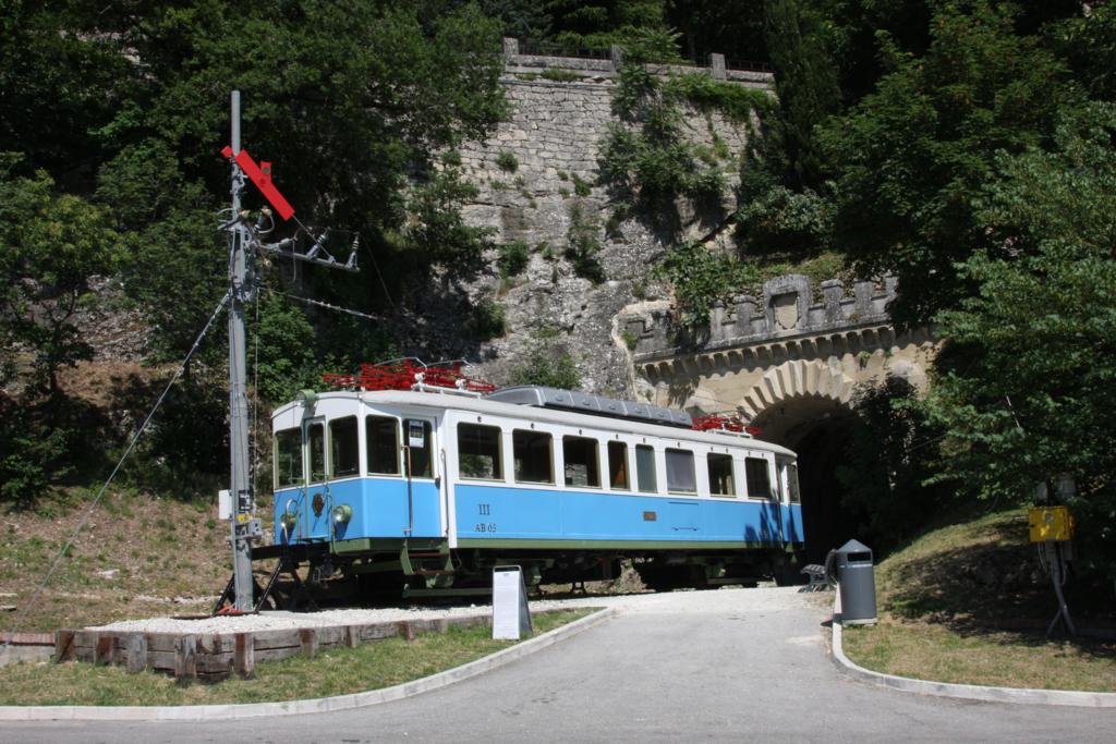 Einst führte eine elektrische Schmalspurbahn von Rimini hinauf nach San Marino. Da die Strecke im zweiten Weltkrieg stark zerstört wurde, nahm man den Betrieb nach dem Krieg nicht mehr auf. Es gibt aber noch Relikte, die an die einstige Eisenbahn in San Marino erinnern. Direkt in Nähe der Stadtmitte kam die Bahn einst durch den Berg. Diese Szene hat man wieder hergestellt. Der einstige Triebwagen 003 steht dort als Denkmal direkt vor dem noch intakten Tunnel.
