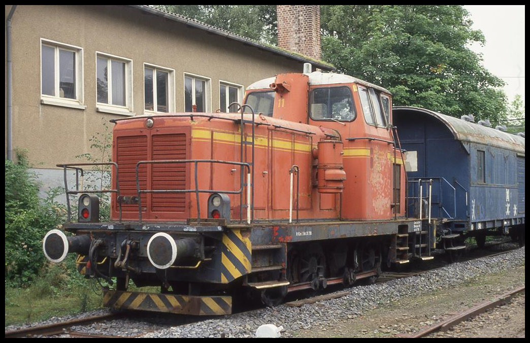 Einst gehörte die Deutz Lok 11 zum Bestand der Georgsmarienhütte, deren Lackierung sie hier noch trägt. Am 11.9.1994 hatte sie vorübergehend der Weg zu den Osnabrücker Dampflok Freunden gefunden. Von dort ist sie inzwischen aber weiter verkauft worden.