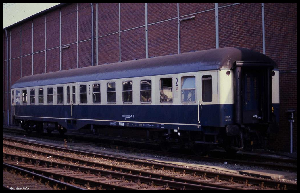 Einst gehörte er als Mitteleinstiegwagen zu den allgegenwärtigen Eilzugwagen der DB. Hier abgestellt im HBF Paderborn am 27.8.1990 ist er bereits umgezeichnet für die Deutsche Reichsbahn. Er trägt jetzt die Bezeichnung DR By 505000-11015-3.