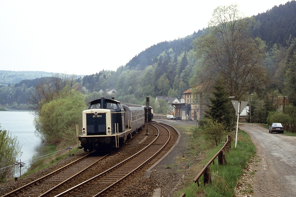 Einst und Jetzt (1) - 211 130 verlsst mit E 8226 den alten Bahnhof Herzhausen nach einer Zugkreuzung mit E 8223, wenige Wochen vor Stillegung der Strecke Frankenberg - Korbach (April 1987). 