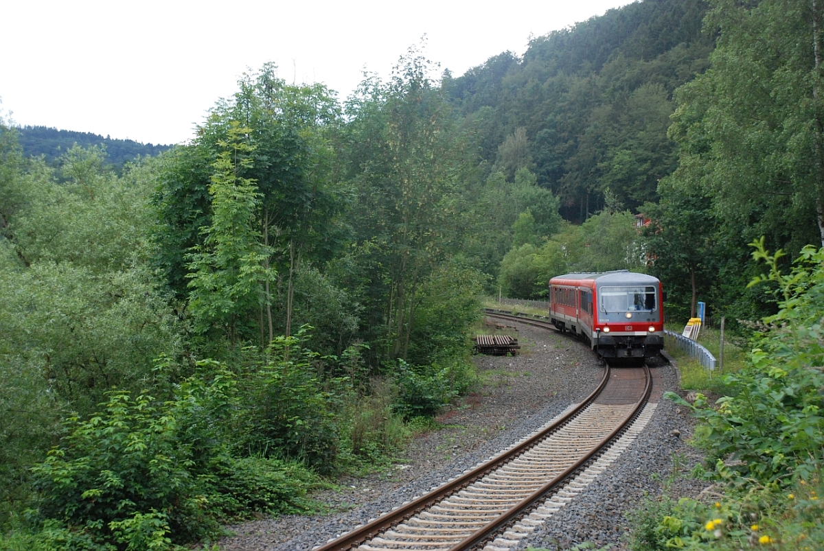 Einst und Jetzt (1) - Die gleiche Stelle in Herzhausen am 6.8.2016, auch wenn die Baureihe 628 dort schon wieder Vergangenheit ist.