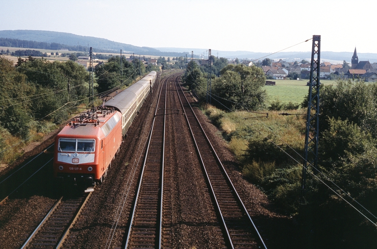 Einst und Jetzt (10) : Kerzell, Blick nach Süden nachmittags im August 1988 mit 120 127 und einem  Interzonenzug  gebildet aus DR-Wagen.