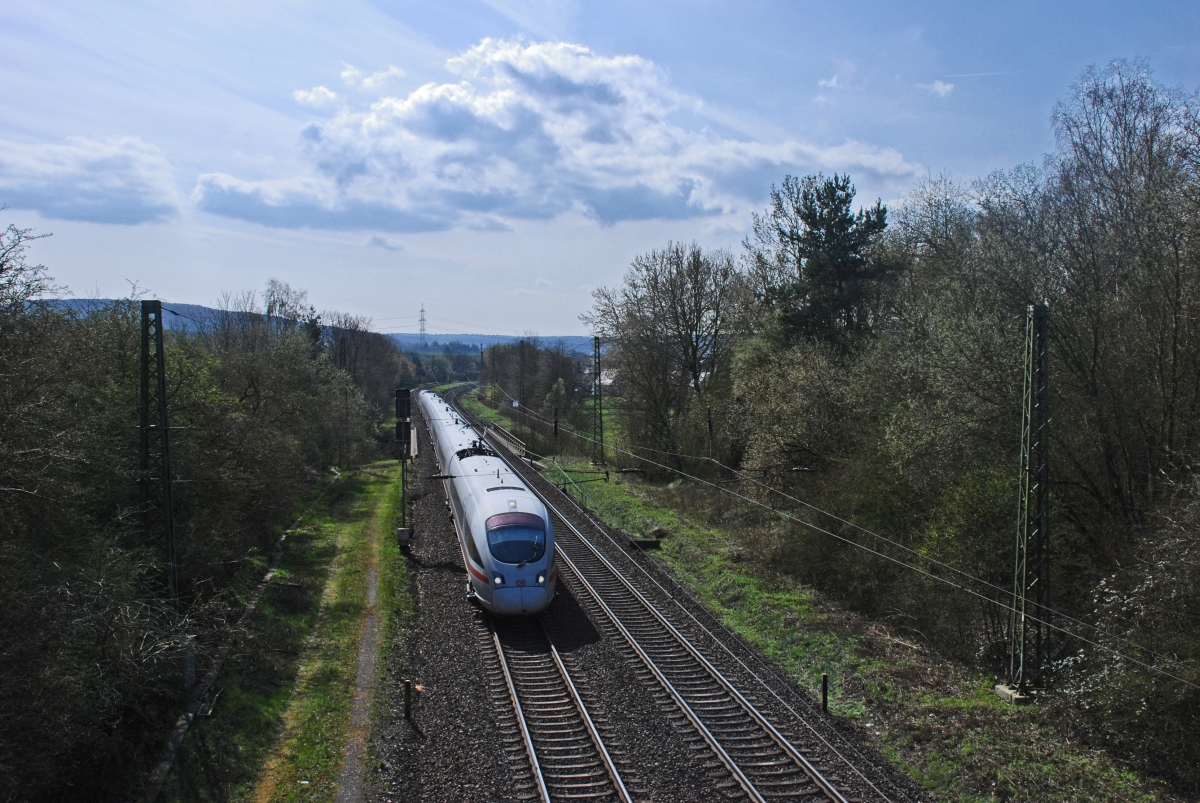 Einst und jetzt (10): Kerzell, Blick nach Süden am späten Vormittag des 9.4.2016. 