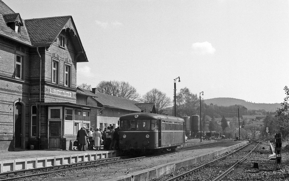 Einst und Jetzt (11): Am 8.5.1982 ermöglichte mir der unverhoffte Ansturm einer Reisegruppe auf den Solo-798 von Wahlen nach Weinheim im Waldmichelbach diese Aufnahme.