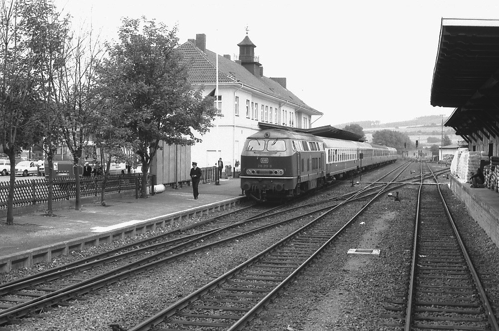 Einst und jetzt (3) - Bad Wildungen. 216 213 hat den Wagenpark fr den Eilzug nach Amsterdam als Nahverkehrszug von Kassel gebracht und wird gleich an das andere Zugende umsetzen (Mai 1979). Der Zug fhrte brings bis 1980 (oder 1981 ?) Kurswagen nach Kln (die beiden Bm/ABm hinter der Lok), die in Brilon Wald auf einen D-Zug Kassel - Kln umgestellt wurden, dem der  Amsterdamer  dann wenige Minuten hinterher fuhr. 
