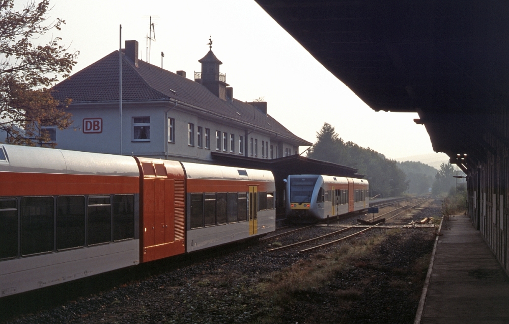 Einst und Jetzt (3) - Bad Wildungen, September 1999.  Jetzt  trifft es eigentlich nicht (mehr), aber man erkennt bereits deutlich die weitere Entwicklung des ehemaligen Kopfbahnhofs. Die Gleisanlagen sind gerupft, das Umsetzen von Loks nicht mehr möglich. Wie mag es heute, weitere 22 Jahre später, dort aussehen ? Ich war seit dem nicht mehr dort - warum auch ?