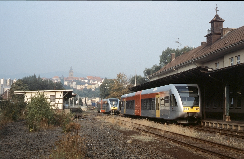 Einst und Jetzt (4): Hier noch nachgereicht die Vergeichsaufnahme zum Bild vom Amsterdamer Eilzug mit 216 215 - Bad Wildungen mit Gtw der HLB im September 1999.
