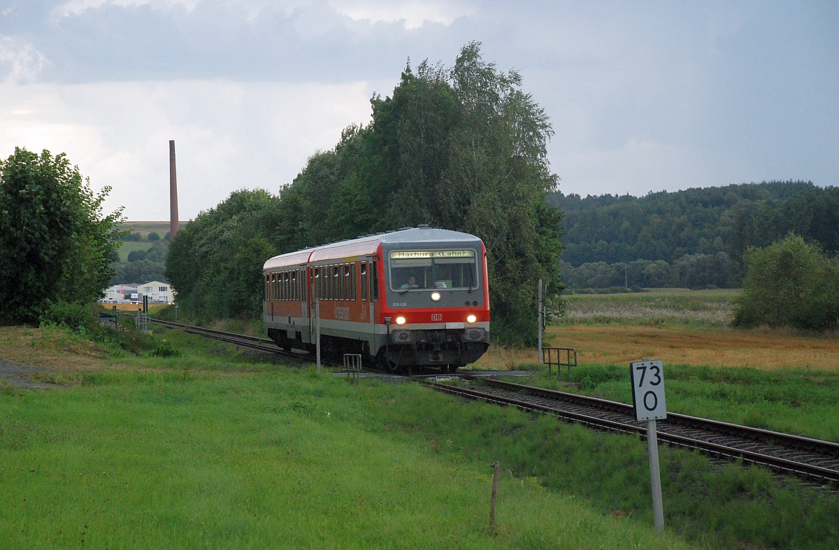 Einst und Jetzt (7): Die gleiche Stelle im September 2016 mit 628 436 der Kurhessenbahn. Die neu aufgestellte Km-Tafel 73.0 erleichtert die Orientierung. Im Hintergrund ist immer noch die ehemalige Stuhlfabrik Stoelker zu erkennen.