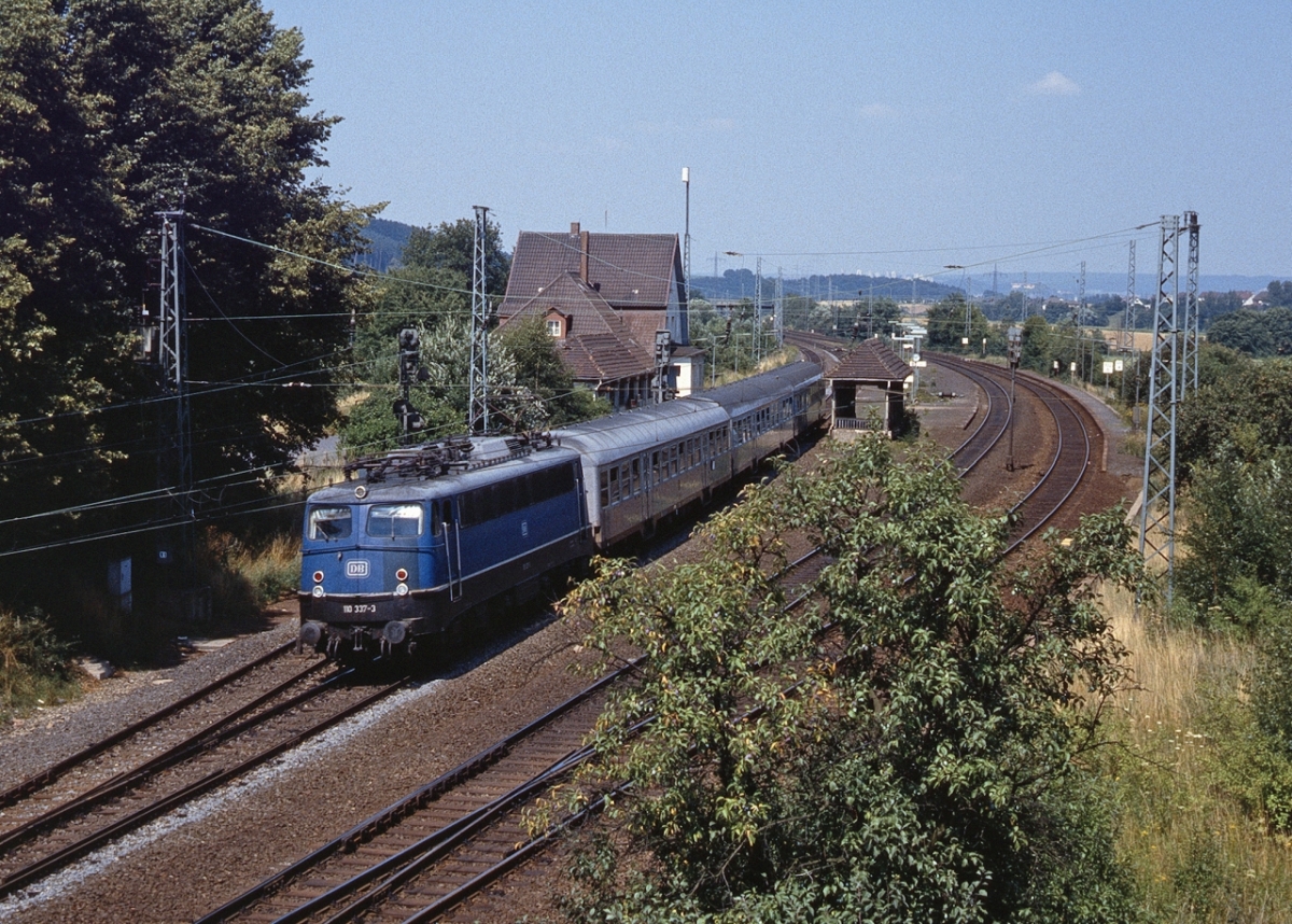 Einst und Jetzt (8) : Bahnhof Kerzell südlich von Fulda im Juli 1986. Der Bahnhof hat noch 4 Gleise und ist besetzt. 110 337 vor einem Eilzug Fulda - Würzburg.