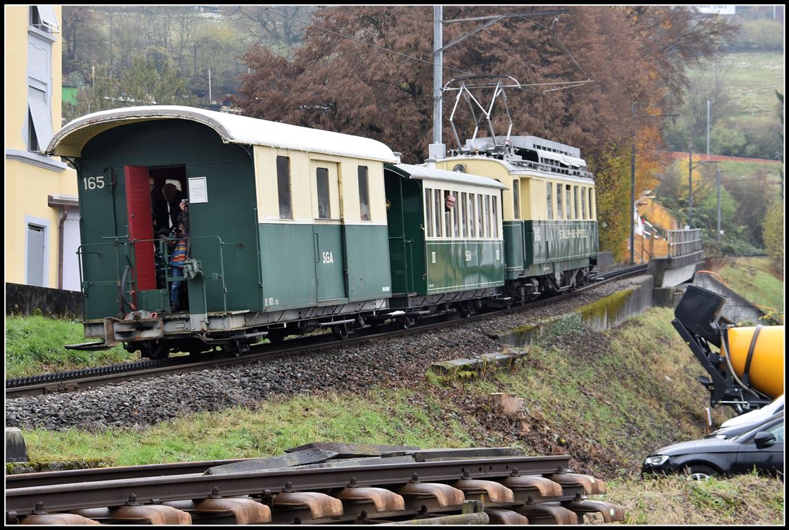 Einst und jetzt. BCFeh 4/4 5 mit B119 und D165 auf dem alten Zahnstangenabschnitt in der Ruckhalde oberhalb St.Gallen am 13.11.2016.