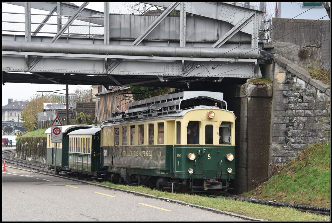 Einst und jetzt. BCFeh 4/4 5 mit B119 und D165 fährt unter der Othmarbrücke in den Zahnstangenabschnitt nach Riethüsli ein am 13.11.2016.