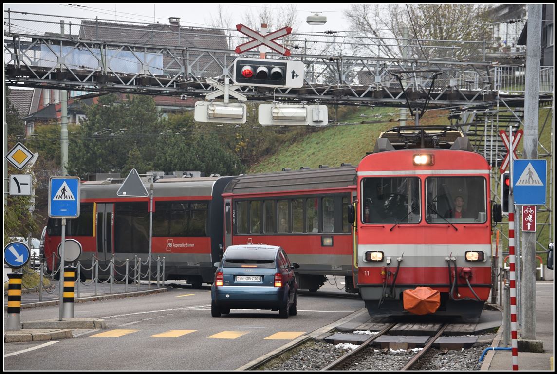 Einst und jetzt. BDeh 4/4 11 überquert die Teufenerstrasse kurz vor der Haltestelle Riethüsli. Durch den Ruckhaldetunnel konnte dieser und viele weitere Bahnübergänge aufgehoben werden. (13.11.2016)