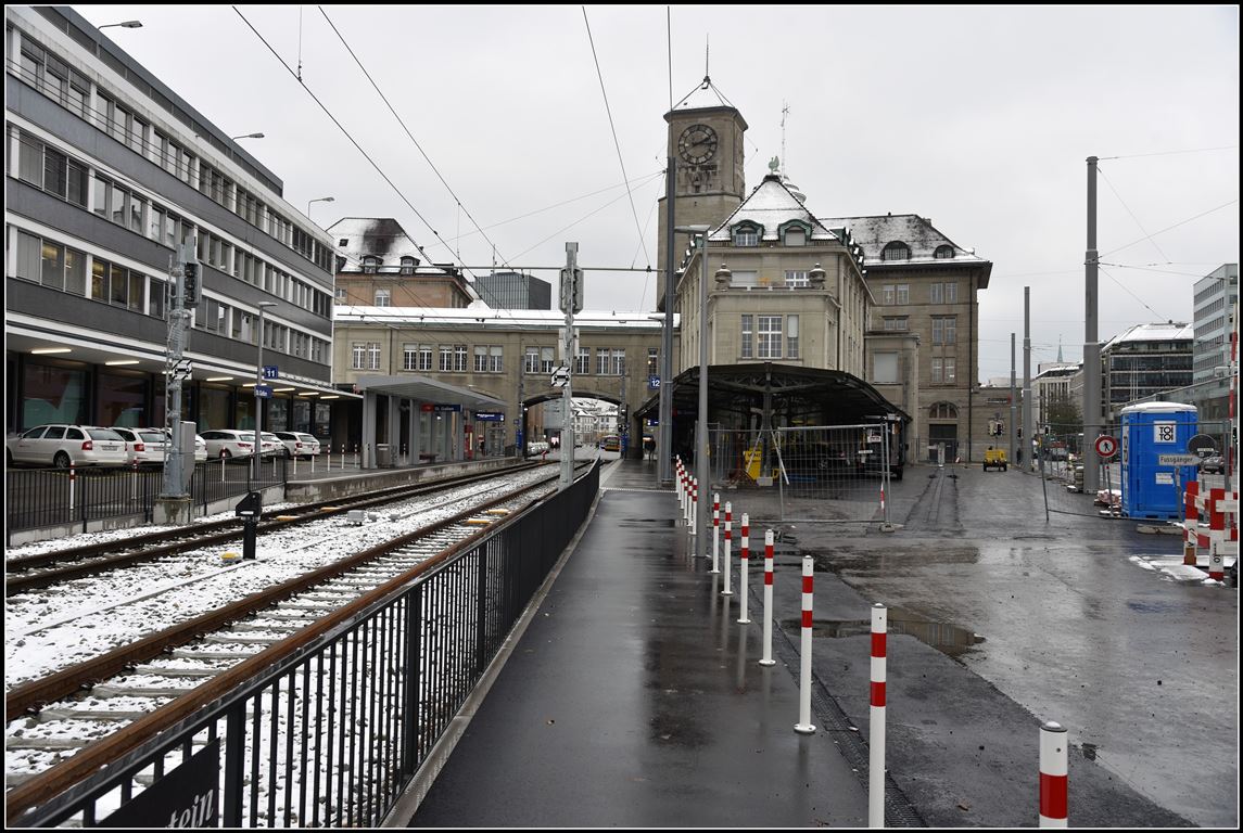Einst und jetzt. So sieht es heute aus am Nebenbahnhof. Die Geleise der SGA rechts des Bahnhofsgebäudes sind verschwunden und die Szenerie wirkt eher trostlos an diesem kalten Novembertag. (19.11.2018)