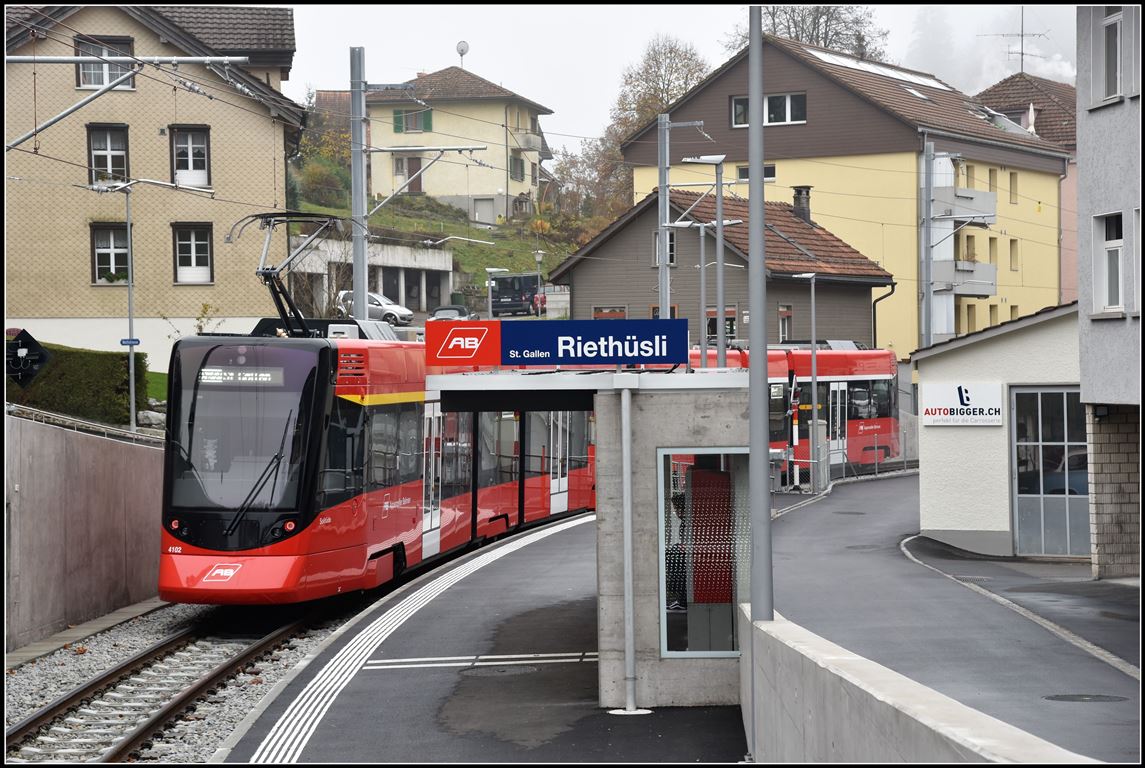 Einst und jetzt. Tango 4102/4002 in der neuen Haltestelle Riethüsli oberen Ausgang des Tunnels. (19.11.2018)