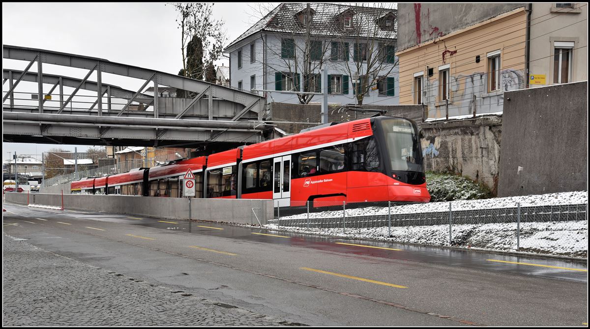 Einst und jetzt. Um die Steigung zum neuen Ruckhaldetunnel von 80 Promille (ohne Zahnstange!) nicht zu überschreiten, wurde das Gleis unter der Othmarbrücke abgesenkt uns in eine Wanne verlegt. Statt wie vorher bei der Zahnstangeneinfahrt auf Schritttempo abzubremsen, fährt der Tango Be 4/6 4007 + ABe 4/6 4107 mit 60km/h die Rampe hinauf und etwas langsamer herunter. 19.11.2018