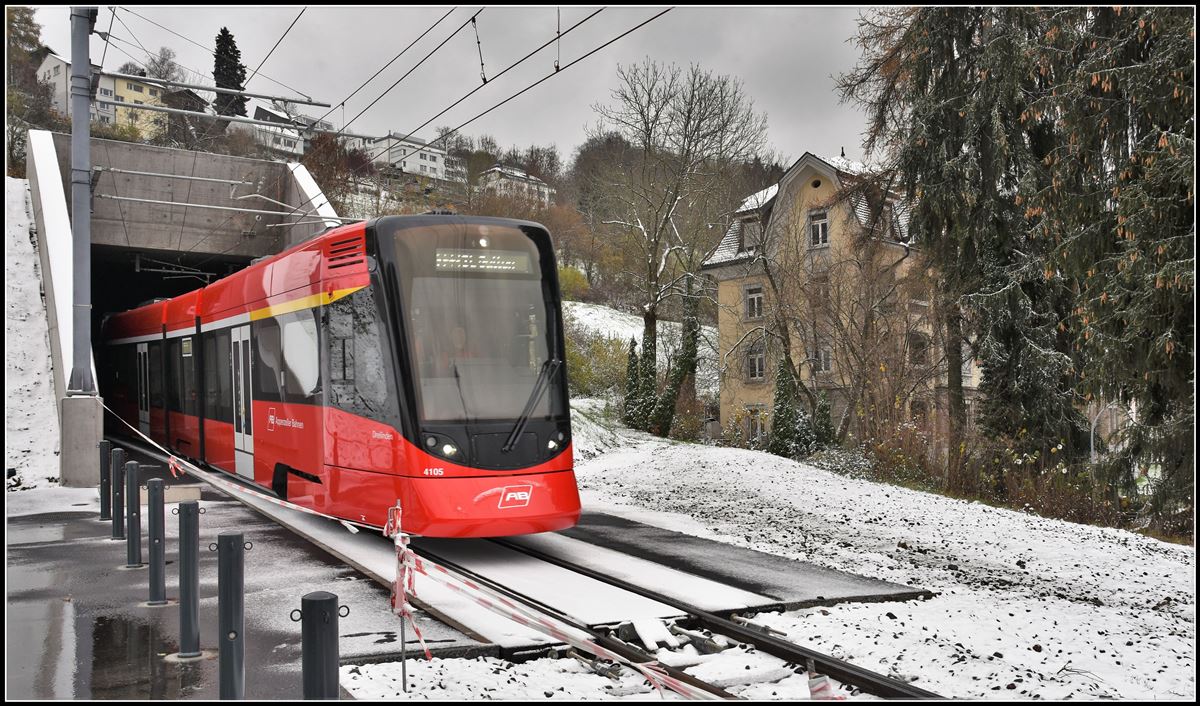 Einst und jetzt.TANGO 4105/4005 verlässt den Ruckhaldetunnel auf der Talseite. (19.11.2018)