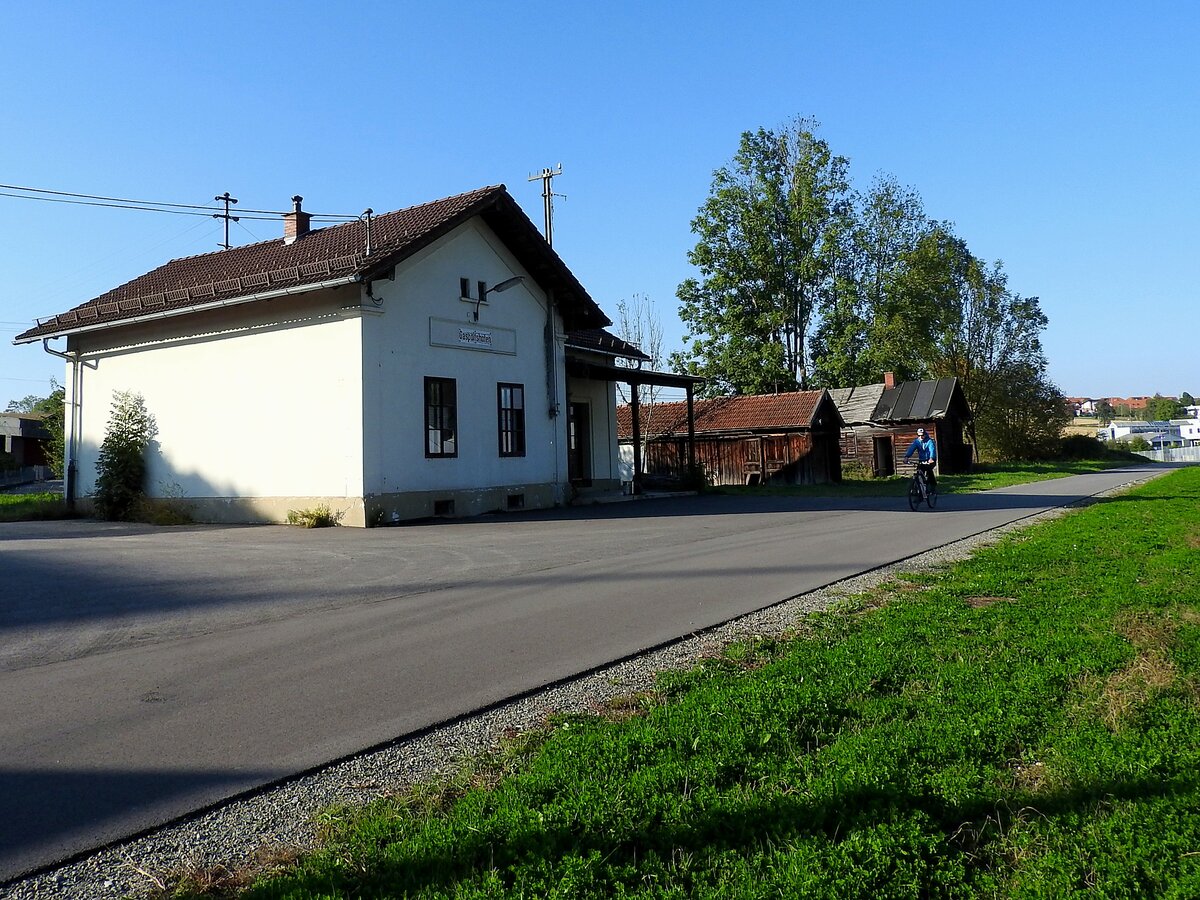 Einst mal war GASPOLTSHOFEN ein prächtiger Bahnhof mit Nebengebäuden, und wo früher Gleisanlagen sich befanden, führt nun ein Radweg entlang (Es lebe die  Haager-Lies ); 211010