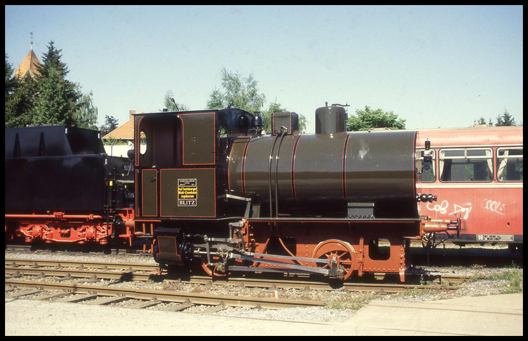 Einst rangierte diese kleine Dampfspeicherlok namens  Blitz  in der Stadtmitte von Lengerich bei der Firma Gempt. am 15.5.1998 stand sie äußerlich frisch aufgearbeitet auf dem Gelände der Teutoburger Wald Eisenbahn in Lengerich, wo sie sich seitdem in der Obhut von Eisenbahntradition befindet.