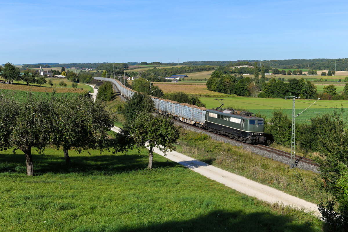 Einst sicherte die Zuckerrüben-Saison mancher Nebenbahn das Überleben, wurden doch im Herbst an vielen Landbahnhöfen diese Agrarprodukte für den Weitertransport zur Verarbeitung verladen. In den 1990er Jahren zog sich die Deutsche Bahn aus diesem Geschäft zurück. Zuckerrüben wurden ausschließlich per LKW befördert. Inzwischen gibt es eine kleine Renaissance dieser Verkehre. Allerdings in sehr überschaubaren Umfang. Biologisch angebaute Feldfrüchte dieser Art werden von Bayern aus in die Schweiz transportiert. Am 01. Oktober 2021 verkehrte beispielsweise ein Zug von Nördlingen aus zum südlichen Nachbarn. Bis Lindau Reutin kam dabei die 1151 119 der BayernBahn zum Einsatz. Bei Ebermergen konnte ich die Leistung aufnehmen, das Ladegut war gut zu erkennen.    