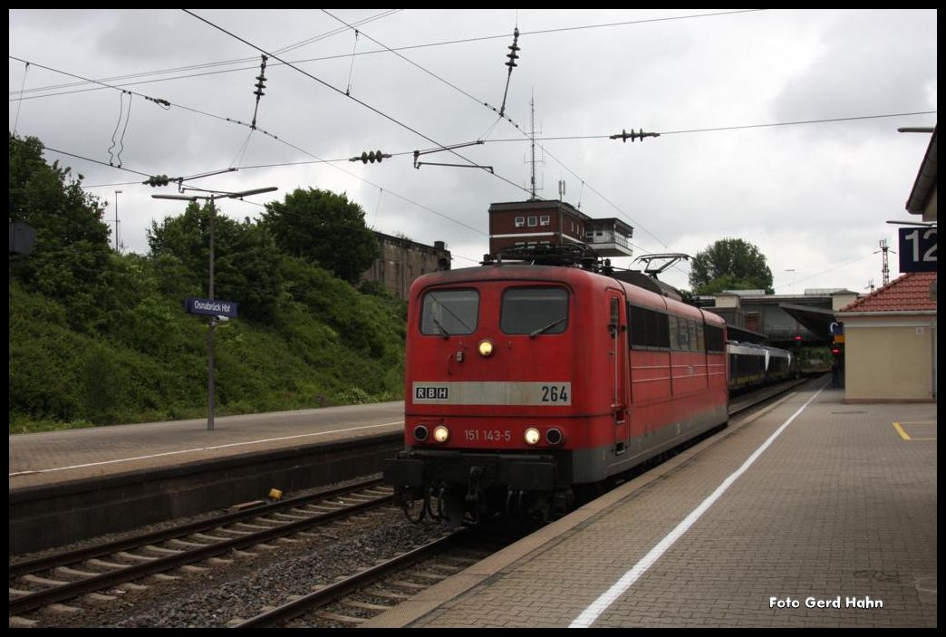 Einst stand sie als 151143 in Diensten der DB. Am 8.7.2015 trug sie die RBH Bezeichnung 264, als sie solo durch den unteren Bahnhof des HBF Osnabrück in Richtung Ibbenbüren fuhr.