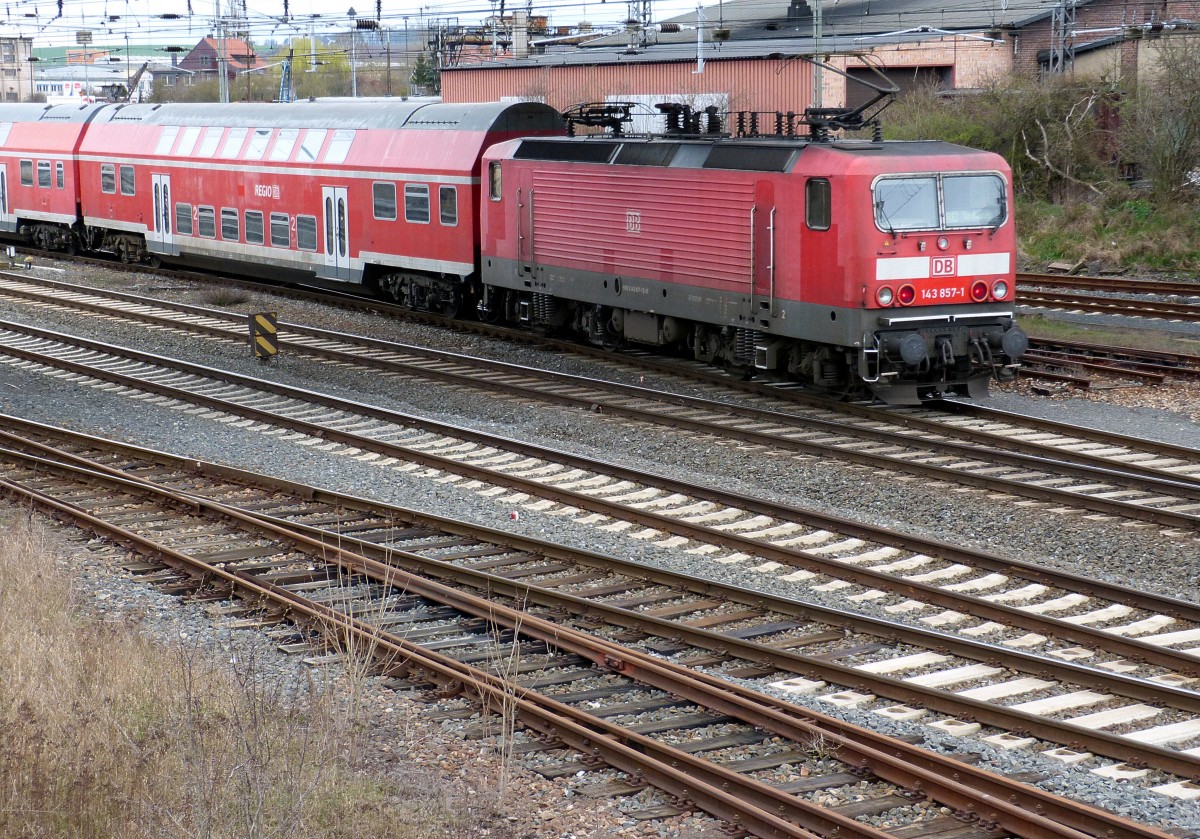 Einst Stolz der Deutschen Reichsbahn. Inzwischen ist der Lack gezeichnet von Ausbesserungen und Unkennbarmachungen von Regionalbereichen der DB. 143 857-1 in Nordhausen 22.03.2014