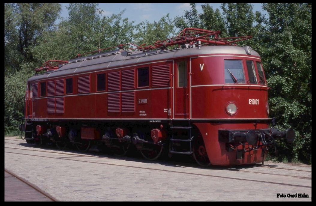 Einst die Vorzeige Lok im deutschen elektrischen Fernzugdienst: E 1901
Am 7.5.1989 stand sie fotogen im Außengelände des Technik Museums in Berlin.