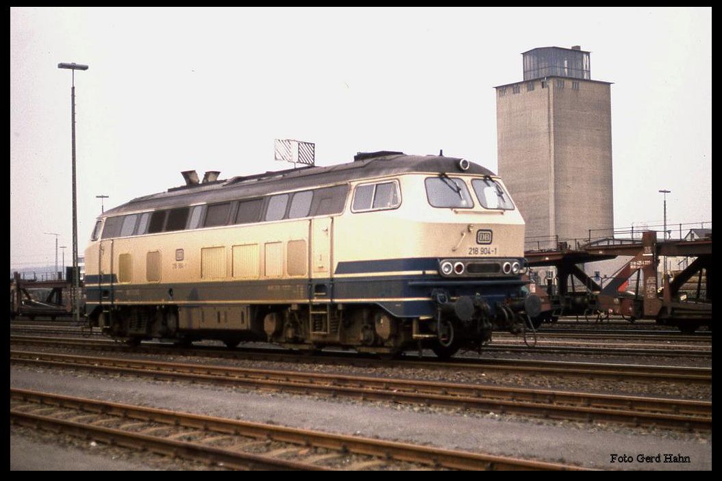Einst war 218904 im IC Einsatz und mit diesen Zügen auf nicht elektrifizierten Strecken  unterwegs. Am 5.4.1989 war dies vorbei und ich traf sie im Güterzugdienst im Bahnhof Fallersleben an.