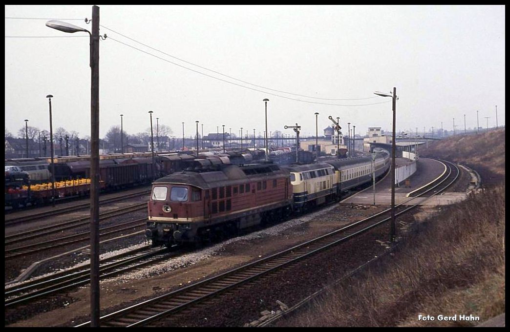 Einst war es der Interzonenzug der hier am 29.3.1991 im ehemaligen Grenzbahnhof Gerstungen von 132002 und 216223 weiter nach Eisenach befördert wird.