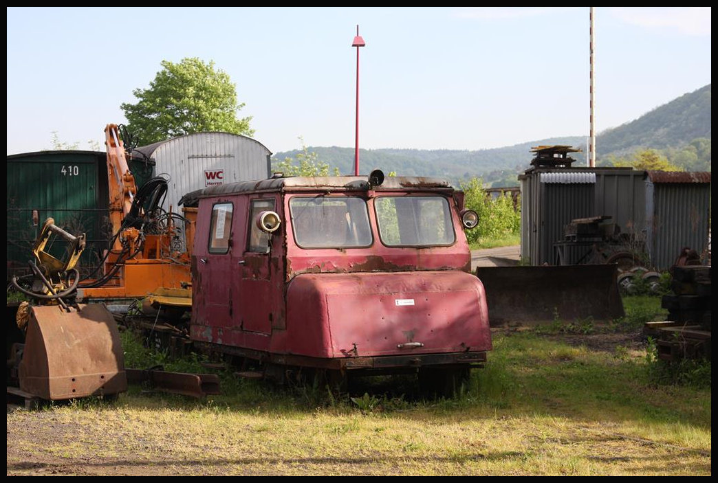 Einst war dieser KLVB 11-4163 auf der Inselbahn Wangerooge im Dienst. Am 2.5.2018 stand er allerdings in sehr desolatem Zustand im BW der Brohltalbahn in Brohl.