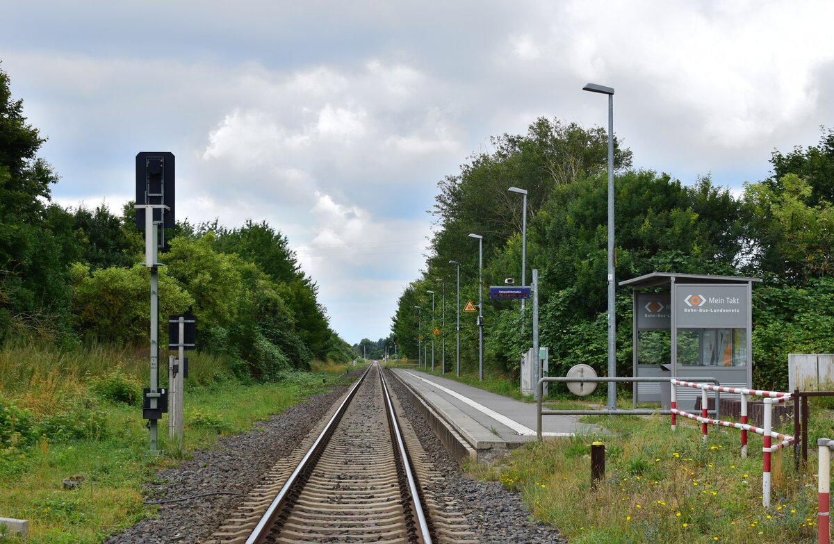 Einst war Wegenstedt ein Bahnhof. Heute ist er nur noch Haltepunkt. Die Relikte sind heute noch gut erkennbar. Links lag einst ein zweites Gleis samt Bahnsteig.

Wegenstedt 01.08.2021