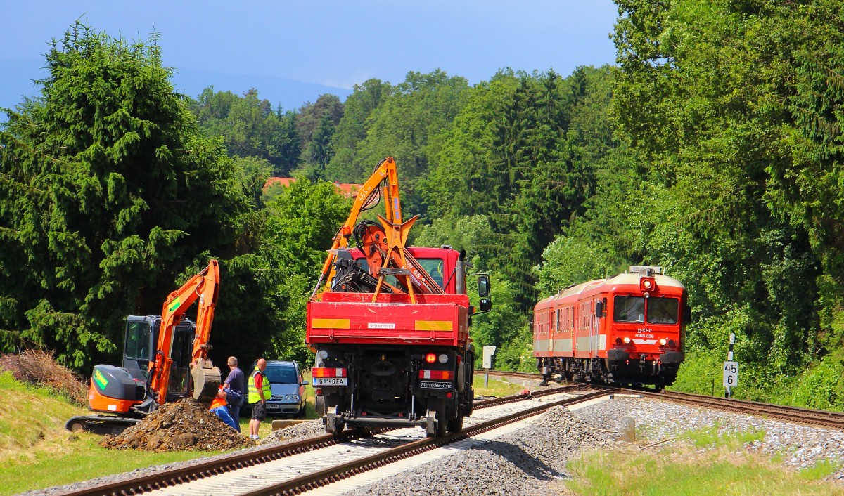 Einst zu Zeiten der Legendären Sulmtalbahn konnte man den Abschnitt zwischen Gasselsdorf und Pölfing Brunn auf 2 Geleisen befahren. Dies ist allerdings Geschichte und so ist der Rest der Geschichtsträchtigen Nebenbahn über eine Weiche ins Netz der Graz Köflacher Eisenbahn eingebunden. Hier im Bild zu sehen der Ultraschall Gleismesszug der MAV , ein 2-wege Unimog der zu Mäharbeiten im Sulmtal unterwegs war und eine  Gefährdete Rotte   die mit Arbeiten an Kabeltrögen beschäftigt ist. 26.05.2014