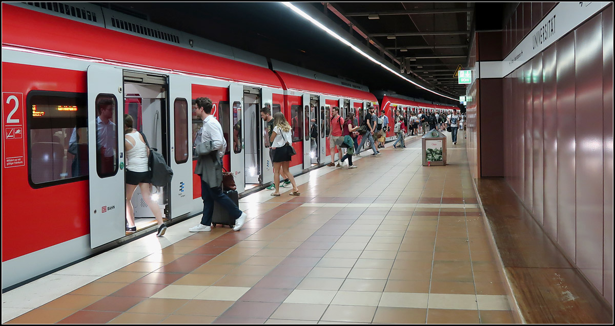 Einsteigen bitte -

Halt eines S-Bahnzuges in der tief unter der Erde Station Universität im Uni-Campus Stuttgart-Vaihingen. Auch hier wurden die ursprüngliche Deckenverkleidung entfernt.

17.07.2017 (M)