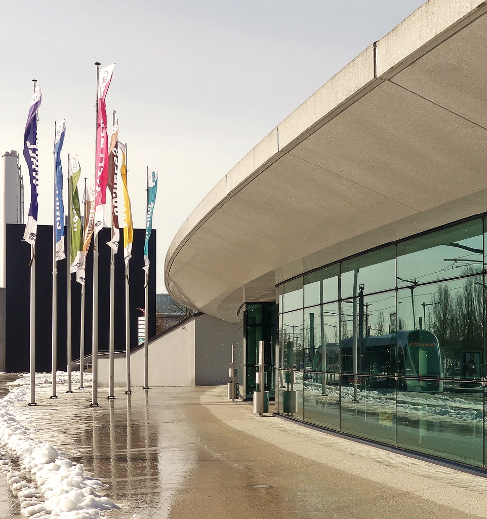 Einsteigen und mitfahren - Es ist so weit: Luxemburg fhrt zum 29. Februar als erstes Land der Welt den kostenlosen ffentlichen Nahverkehr ein - und sorgt damit international fr Aufsehen.

Fahrscheine ade: Von Samstag, dem 29. Februar, an bentigen Passagiere des ffentlichen Transports im gesamten Groherzogtum kein Ticket mehr, die Fahrt mit smtlichen ffentlichen Verkehrsmitteln, will heien Bus, Zug und Tram, wird kostenlos.

An der Tramhaltestelle Coque in Luxembourg-Kirchberg kann man den CAF Urbos von LUXTRAM S.A. auf etwas andere Art und Weise entdecken. 😊 28.02.2020 (Jeanny)